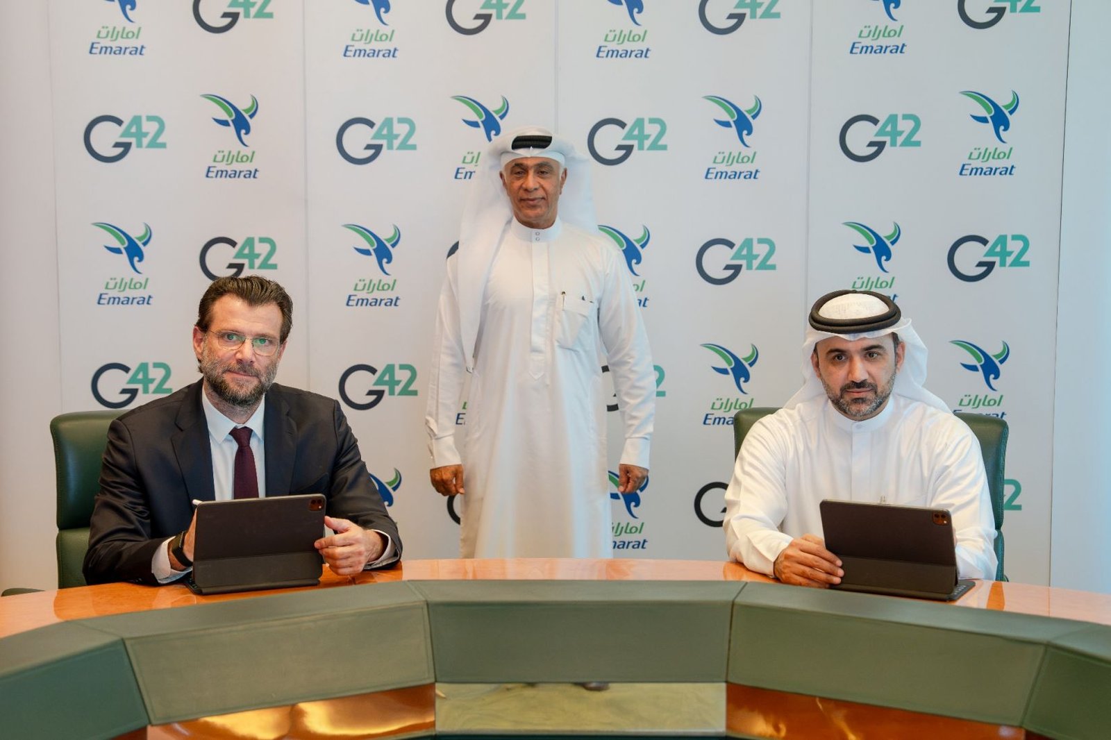 Officials from Emarat and G42 at the signing of a memorandum of understanding