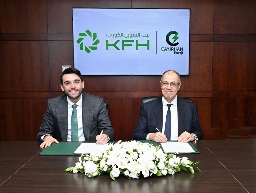Executives from Kuwait Finance House Bahrain and Çayırhan Enerji sign the financing agreement