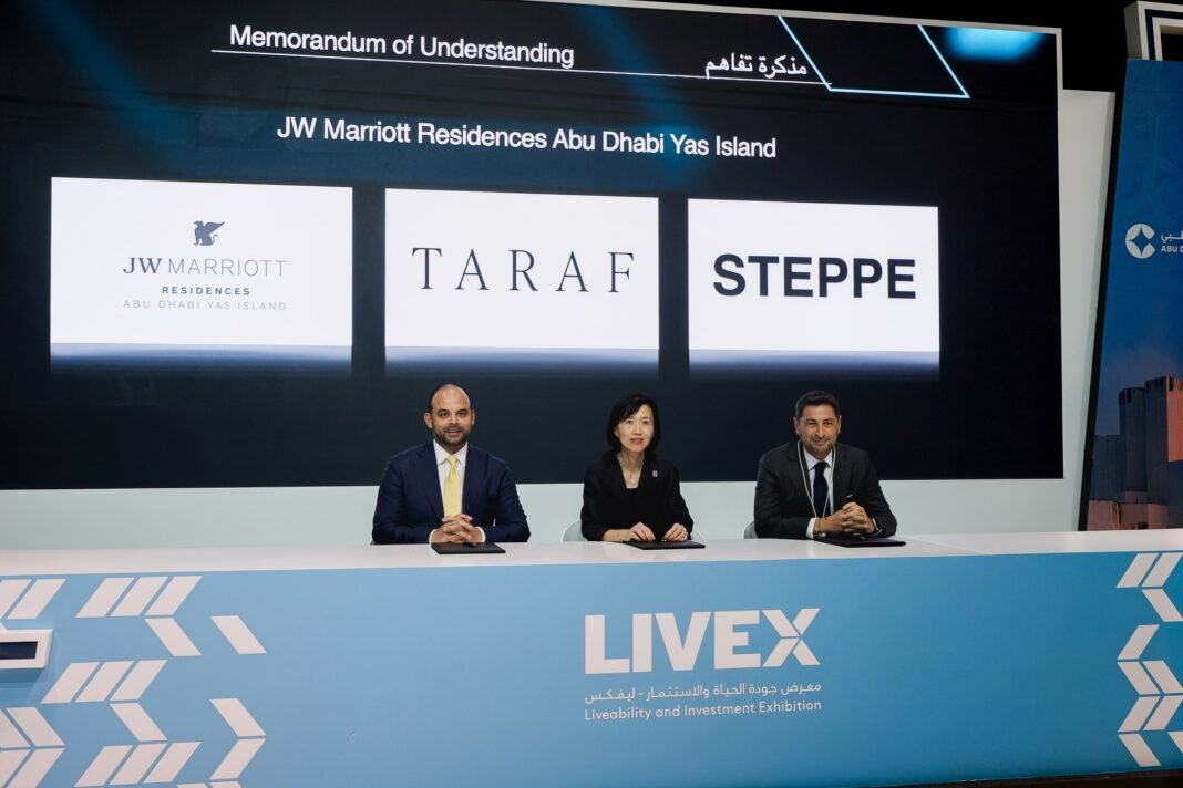 Executives from TARAF, Steppe and Marriott International signing an agreement for JW Marriott Residences Abu Dhabi