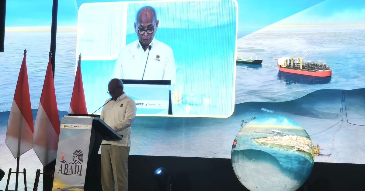 SKK Migas head Djoko Siswanto speaking at the Abadi LNG FEED completion ceremony in Jakarta